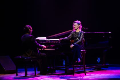 "Busco conectar con la gente cuando canto, pienso en el mejor modo de contar la historia. Cuando estoy con el pianista y surgen cosas nuevas, es muy disfrutable", dice Elena Roger de su gira por España