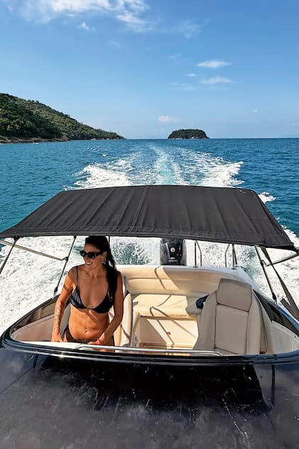 “Busco estar siempre en el mar, surfeando, bailando en las olas con diferentes tipos de tablas, nadando o remando en stand up paddle. Y soy capitana de barco, así que salgo mucho en mi lancha”, revela.