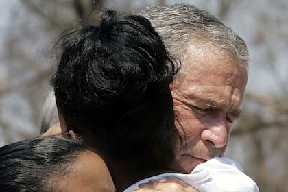 Bush, de visita en una zona devastada por Katrina