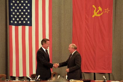 George Bush (padre) y Mikhail Gorbachov, los presidentes de Estados Unidos y la Unión Soviética cuando esta última colapsó, en diciembre de 1991.