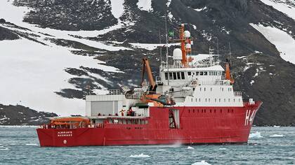 Rompehielo y buque oceonográfico Alte Maximiano" H41 de Brasil. Activo