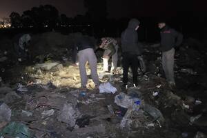 Búsqueda de dólares en el basural de "Las Parejas"