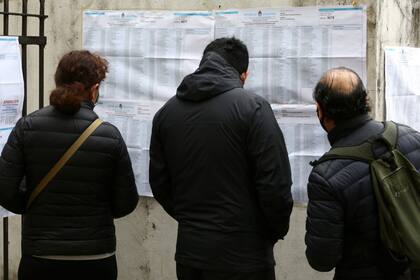 Búsqueda del número de mesas para votar en la Escuela Raggio en Nuñez