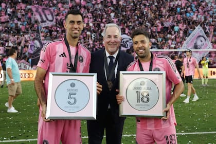 Busquets y Alba, con las plaquetas que les entregó Jorge Mas, principal accionista de Inter Miami