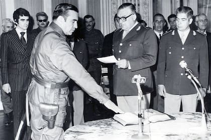 El general Antonio Domingo Bussi jura como gobernador de Tucumán, ante el ministro del Interior, general Albano Harguindeguy