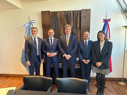 Bustamante (centro) junto al ministroi de Comercio francés, Laurent Saint-Martin, y diplomáticos franceses, en junio pasado. A la izquierda, el secretario Fernando Brun