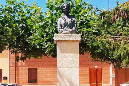 Busto de bronce de Gregoria Matorras del Ser en la plaza de San Juan del casco antiguo de Paredes de Nava