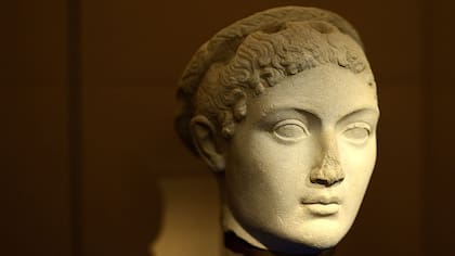 Busto de Cleopatra (69 a.C.-30 a.C.), considerada como una de las mujeres más idolatradas de la historia