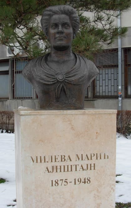 Busto de Mileva Marić-Ajnštajn en el campus universitario de la Universidad de Novi Sad