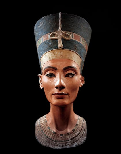 Busto de Nefertiti, gran esposa real del faraón egipcio Akenatón