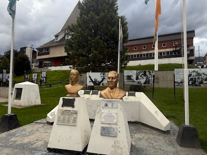 Bustos de Perón y Evita sobre la Avenida Maipú, cerca del puerto de Ushuaia. La simbología peronista es protagonista en la ciudad.
