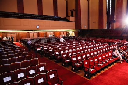 Butacas, alfombras, puertas e iluminación renovadas.
