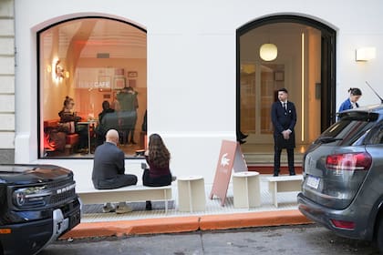 Butacas y mesitas en la vereda del café