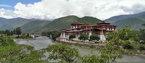 Cómo es Bután, el remoto reino del Himalaya que ahora se abre al mundo