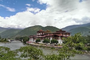 Cómo es Bután, el remoto reino del Himalaya que ahora se abre al mundo