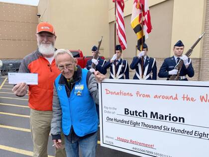 Butch Marion recibe el dinero recaudado por Rory McCarthy