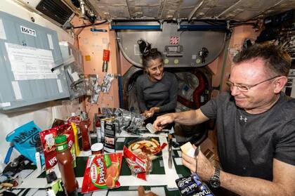 Butch Wilmore y Sunita ‘Suni’ Williams celebraron con pizza y otras comidas