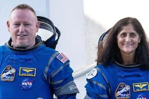 Butch Wilmore y Sunita Williams antes del lanzamiento de su misión en junio. Foto: EPA