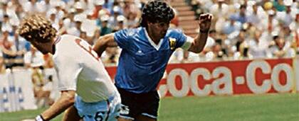 Butcher queda en el camino y Diego Maradona va hacia el gol más recordado de la historia de los mundiales; el inglés tiene malos recuerdos de aquella tarde y de aquel balón en particular.