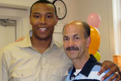 Butler y Geller, el policía que lo salvó