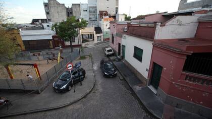 La calzada es tan angosta que los autos estacionan arriba de la vereda.