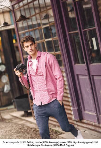Buzo con capucha ($ 1860, Bolivia), camisa ($ 1790, Prototype), remera ($ 790, Pepe Jeans), joggers ($ 1290, Bolivia), zapatillas de cuero ($ 2250, Hush Puppies)