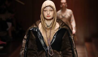 Buzo con soga de Burberry, cuestionado por incitar al suicidio