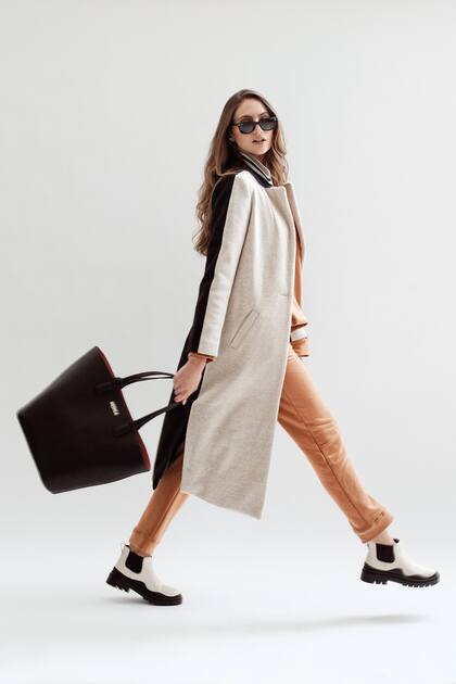 Buzo de algodón y pantalón de algodón calce jogger (Mishka), tapado de paño con espalda a contratono y cuello tejido (Kosiuko), botas de cuero (Prüne), cartera (Mishka)