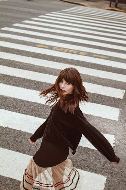 Buzo de plush (Mishka), falda plisada de microtul (Jazmín Chebar)