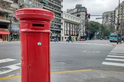 El clásico buzón rojo con sombrerito es una réplica de los que se ven en Inglaterra