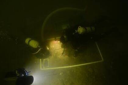 Buzos aficionados ayudaron a localizar el esqueleto a una profundidad de nueve metros