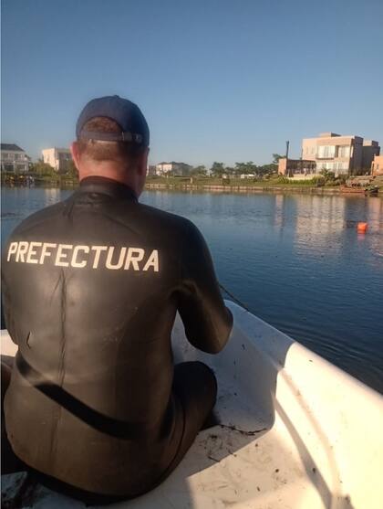 Buzos de la Prefectura, esta tarde, en la búsqueda del chico de 23 años que desapareció en las aguas de la laguna del barrio Vistas, del complejo Puertos del Lago, de Escobar