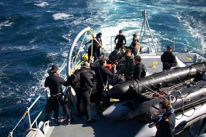 Buzos tácticos argentinos durante la operación: hombres entrenados para todo, enfrentando condiciones límite