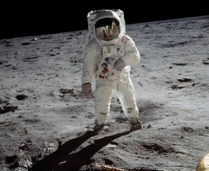 Buzz Aldrin en la Luna en 1969 con uno de los trajes espaciales originales.