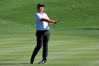 Insólito. Tiró cuatro pelotas al agua en un hoyo y al día siguiente lo aclamaron