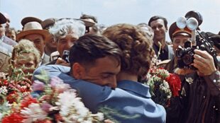Bykovsky es abrazado por Tereshkova luego de finalizar el viaje espacial con el Vostok 5 en 1963.