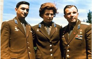 Bykovsky (izq) junto a Valentina Tereshkova y Yuri Gagarin (der), el primer hombre en el espacio.