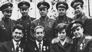 Bykovsky (primero a la izq. en la fila de atrás) fue miembro de la primera generación de pilotos de la Fuerza Aérea seleccionados por la Unión Soviética para misiones espaciales.