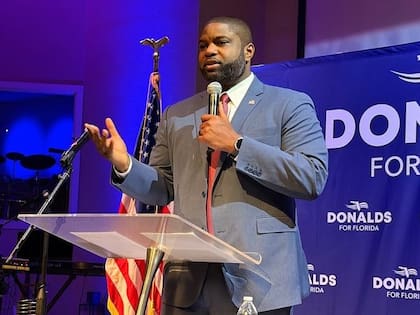 Byron asistió a la Universidad Estatal de Florida y se graduó en 2002 con una licenciatura en finanzas y marketing