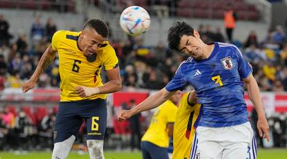 Byron Castillo, de la selección de Ecuador, disputa un balón por alto con Shogo Taniguchi, de Japón, en un partido amistoso disputado el martes 27 de septiembre de 2022, en Düsseldorf, Alemania (AP Foto/Martin Meissner)