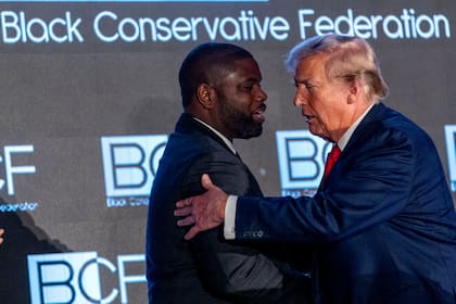 Byron Donalds tiene el apoyo del presidente Donald Trump de cara a las elecciones a gobernador de Florida (AP Foto/Andrew Harnik)