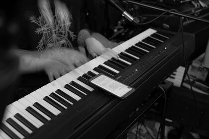 C creció en una familia de clase media alta y mostró un don para la música desde una edad temprana. Hoy es cantante, compone y toca el teclado de un grupo de rock