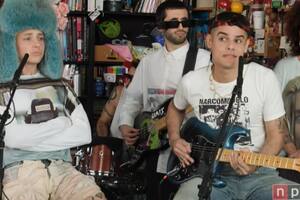 CA7RIEL & Paco Amoroso en un momento del Tiny Desk Concert que ofrecieron en Washington