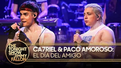 CA7RIEL & Paco Amoroso se presentó en The Tonight Show y sorprendió con una performance cargada de ironía y músculo; el video completo ya está disponible en YouTube