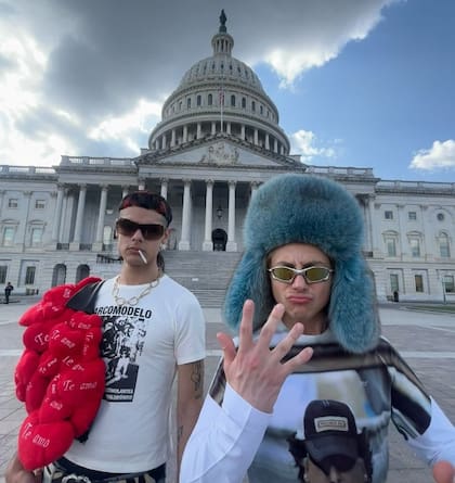 Ca7riel y Paco Amoroso en Washingon DC, con los outfits que usaron en su Tiny Desk