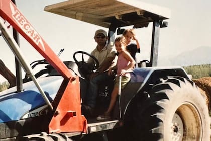 Caacu Moronta en el tractor con su padre y hermano