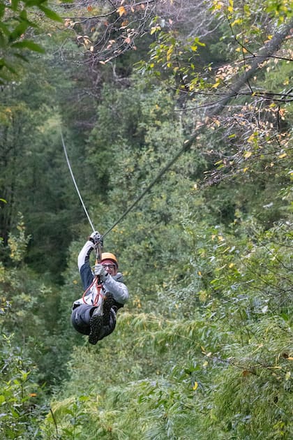 Cabalgatas, canopy, caminatas nocturnas, cavernas volcánicas, kayak, rafting, circuitos de mountain bike y tours astronómicos terminan de configurar las variadas propuestas de la reserva Huilo Huilo