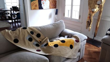 Caballero y Ubaldi trabajan sobre chales con materiales textiles para crear obras de arte únicas