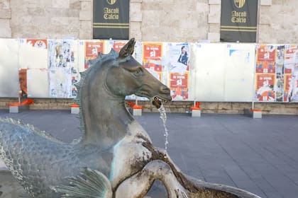Caballos de mar en una fuente en la Piazza Arringo, Ascoli Piceno