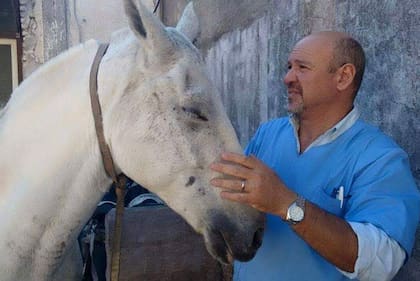 El veterinario Edgardo Di Salvo con un caballo rescatado